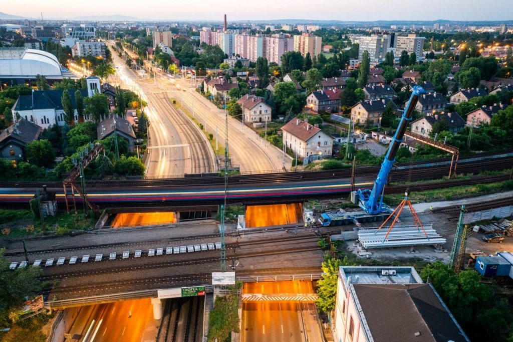 Épül az új vasúti híd a Könyves Kálmán körút fölött